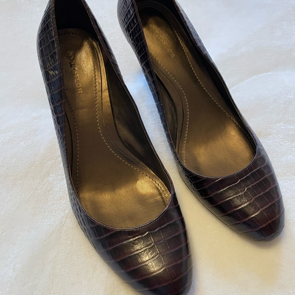 Ann Taylor brown leather pumps